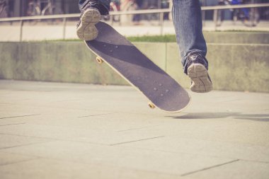 bir kaykay ile spor ayakkabı adam 