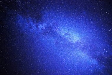 Açıkça Samanyolu 'nun galaksi boyu pozlama fotoğrafı.