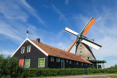  Hollanda 'da yel değirmeni ve mavi gökyüzü