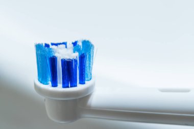 Beyaz elektronik ultrasonik diş fırçası beyaz arka planda izole edilmiş.