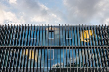 Arka planda gökyüzü olan modern mimari