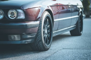 Asfalt yolundaki yeni araba parkının önünü kapatın. 