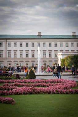 Şehrin arka planında güzel bir bina