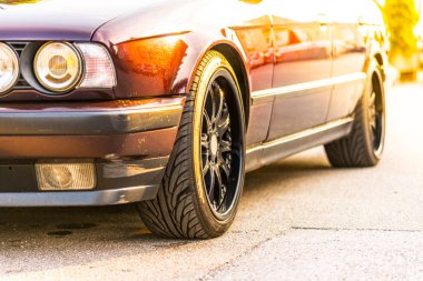 Asfalt yolundaki yeni araba parkının önünü kapatın. 