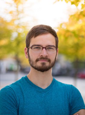 sakal ve gözlük ile genç adam