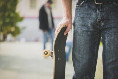 bir kaykay ile spor ayakkabı adam 