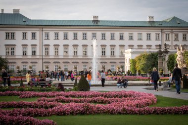Şehrin arka planında güzel bir bina
