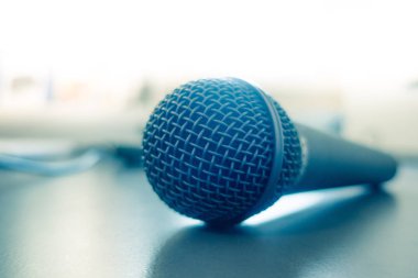 Arka plandaki siyah mikrofonu kapat