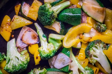 Arka planda tavada kızarmış sebze