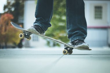 bir kaykay ile spor ayakkabı adam 