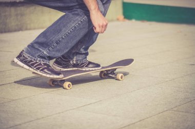 bir kaykay ile spor ayakkabı adam 