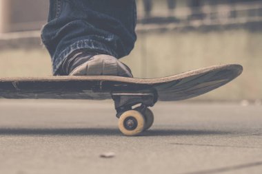 bir kaykay ile spor ayakkabı adam 