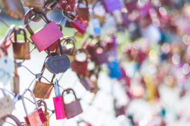 Birçok evlilik aşkı sembolü arka planda zincirlenmiş asma kilitler