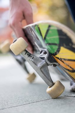 bir kaykay ile spor ayakkabı adam 