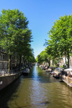 Hollanda, Amsterdam 'da tekneli kanal manzarası