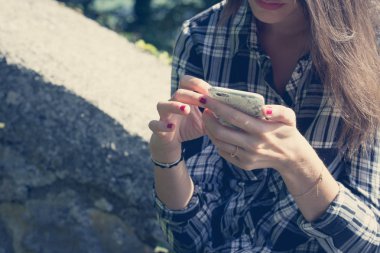 Cep telefonu açık kullanan kadın