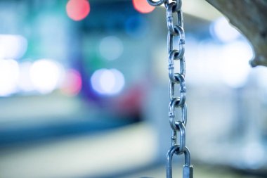 Kilitli bir zinciri kapat