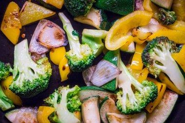 Baharatlı ve otlu kızarmış sebze.