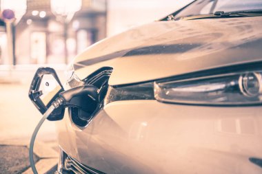 Benzin istasyonunda benzin dolduruyorum.