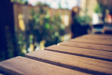 Bokeh ile ahşap bankın bulanık arkaplanı