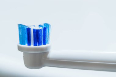 Beyaz elektronik ultrasonik diş fırçası beyaz arka planda izole edilmiş.