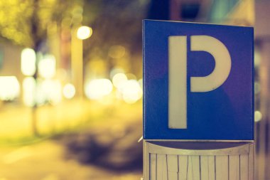 Şehir caddesinde park makinesi, akşam, güneş ışığı