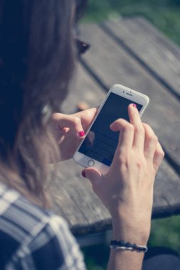 Cep telefonu açık kullanan kadın