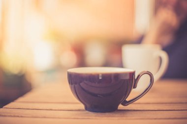 kahve bardakları ahşap tablo