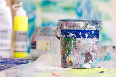 Arkaplanda boya kutusu, kapat