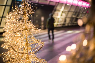 Bir alışveriş merkezi önünde Noel dekorasyon aydınlatma yakın, defokus