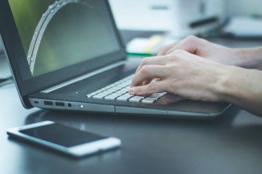 Dizüstü bilgisayarda daktilo eden erkeklerin yakın çekim görüntüleri. 