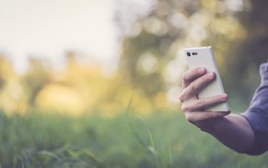 Elinde modern akıllı telefon