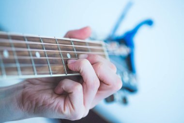 Bir sunburst batı gitar çalan genç adam