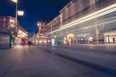 Akşamları yol ve binalarla şehir manzarası