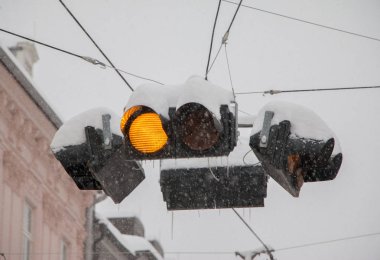 Soğuk kışta trafik ışıkları