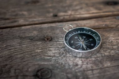 Ahşap arkaplanda eski pusula