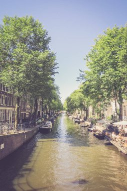 Hollanda, Amsterdam 'da tekneli kanal manzarası