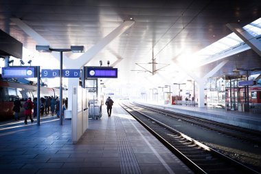 Arka planda şehirdeki tren istasyonu.,