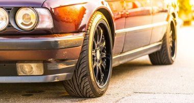 Asfalt yolundaki yeni araba parkının önünü kapatın. 