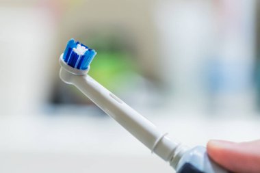 Beyaz elektronik ultrasonik diş fırçası beyaz arka planda izole edilmiş.