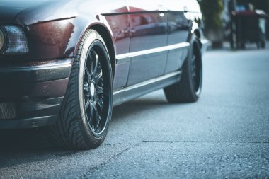 Asfalt yolundaki yeni araba parkının önünü kapatın. 