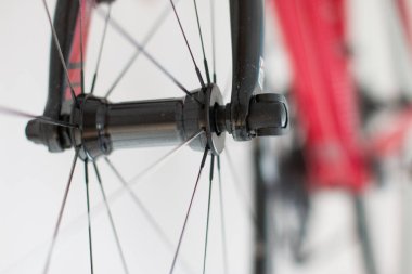 Arka planda bisiklet tekerleği, kapat