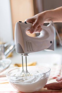 Kadın mutfakta hamur hazırlıyor.