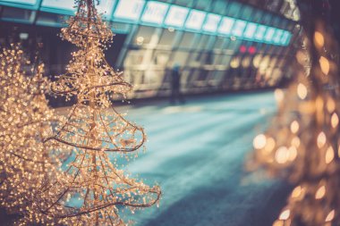 Bir alışveriş merkezi önünde Noel dekorasyon aydınlatma yakın, defokus