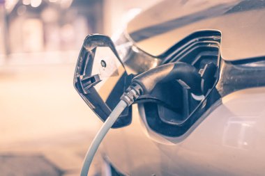 Benzin istasyonunda benzin dolduruyorum.