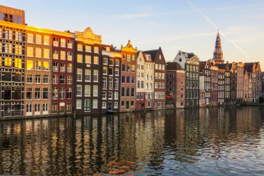 Hollanda 'daki Amsterdam şehrindeki eski binalar.