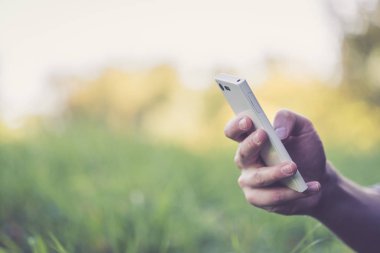 Elinde modern akıllı telefon