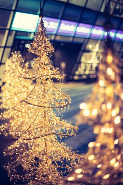 Bir alışveriş merkezi önünde Noel dekorasyon aydınlatma yakın, defokus