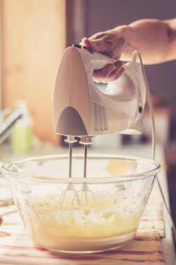 Kadın mutfakta hamur hazırlıyor.