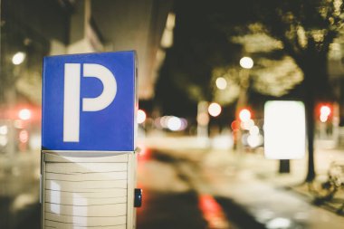 Şehir caddesinde park makinesi, akşam, güneş ışığı